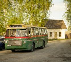 Grønn veteranbuss foran Norsk Utvandrermuseum