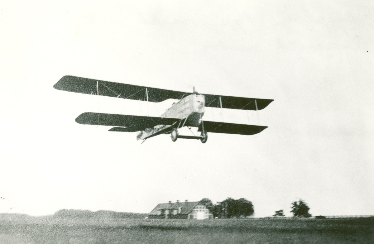 Flygplan Bréguet XIV B.2 märkt S-AIAA i luften ovanför flygfältet på Malmen. Vid Nils Söderbergs provflygning av planet den 15 juli 1923, inför tävling i ILUG 1923.