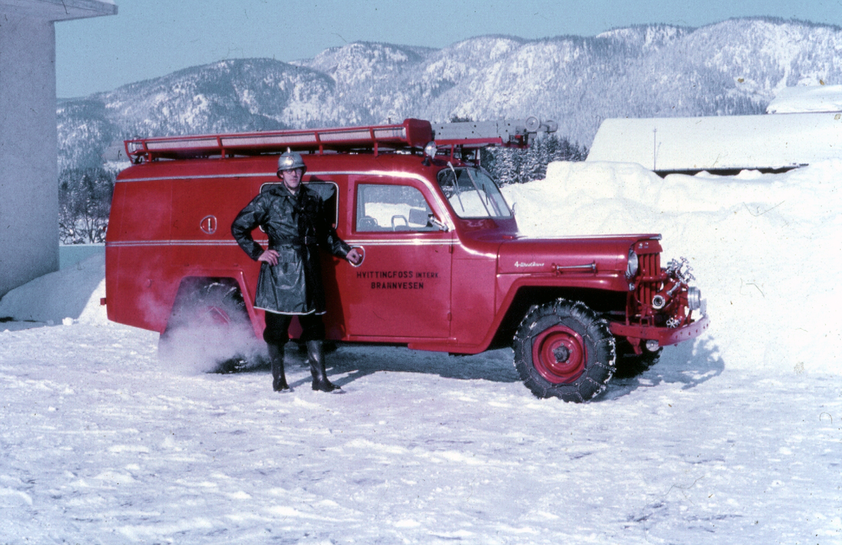Brannmester Torleif Bjøranger, Hvittingfoss brannstasjon med en Willys Jeep.