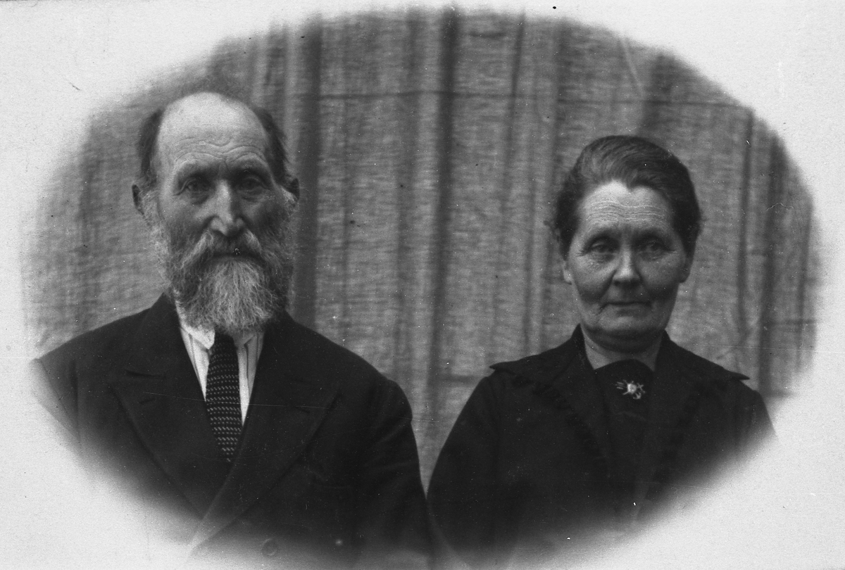 Henrik Meyer Hansen, f.1849 på Straumsnes og Andrea Emelie Kristendtr. f.1865 i Ballesvik. Henrik og Andrea ble gift i 1882. De flyttet til Lavoll, og tok gardparten i bruk etter faren til Henrik. De fikk 8 barn.
