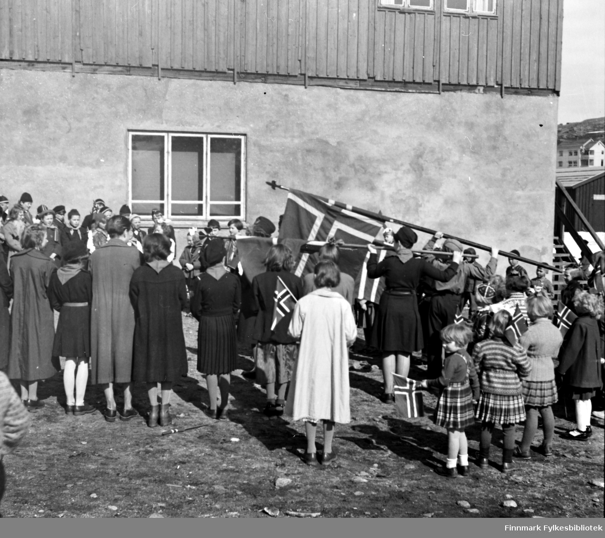 Havøysund 1952. 17. mai-toget utenfor Ungdomshuset. Speiderne holder flagg.