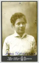 Anna Støkket (g. Idfalk), 17 år i 1919.
Bilde er fra fotoalb