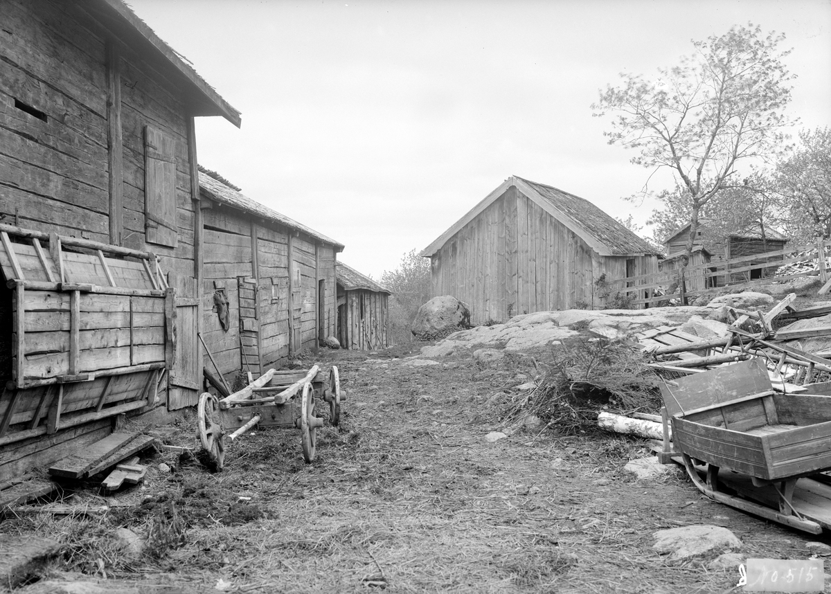 Brukarna av Ydres ofta småskaliga och steniga jordbruk var äldre tid inte lika snara till förändring. Tidigare generationers byggnader och utrustning var gott nog och incitament för modernisering saknades. Här miljön i Hamra by 1926.