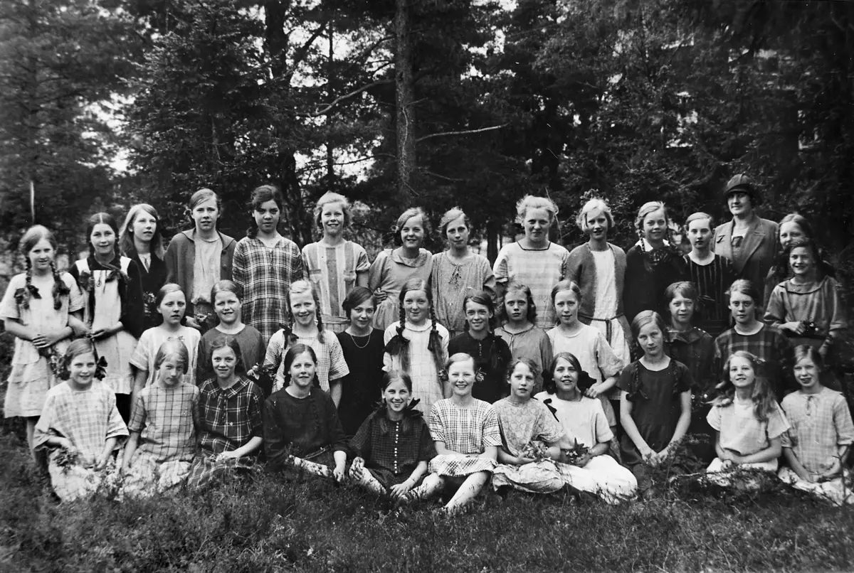 Långbrodals folkskola, 7:e klass, 1926. 
Lärarinna: Fröken Elsa Karling. 
 ; BHF Studiecirkel 2015:
Namnlista på baksidan