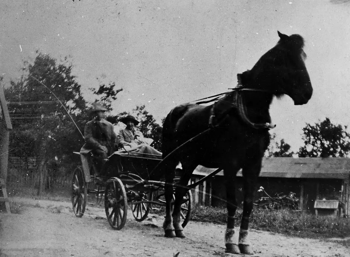 Axel och Oskaria Ericsson på Turingevägen i Örby 1922. Hästen hette Perlan och var även en bra travare på dåtida Brunnsviken och Nynäshamn. 
Foto från Alf Eriksson ::