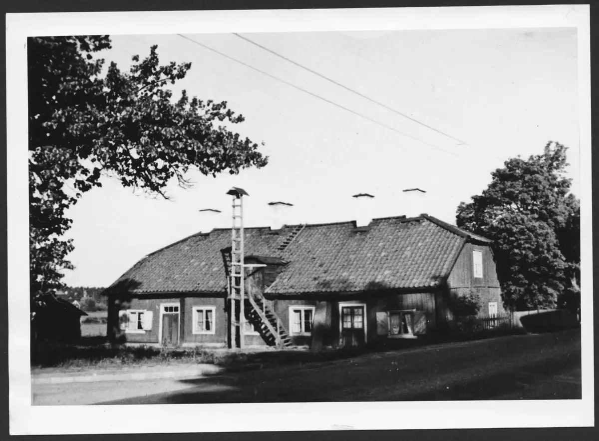 Örby gård före 1940
 ; Statarlängan med vällingklockan. 
Örby Slottsväg i förgrund till höger