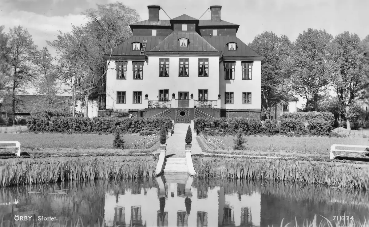 ÖRBY. Slottet från trädgårdssidan. Bilden från 1950-tal eller tidigare (ekonomibyggnaden i bakgrunden revs sedan)