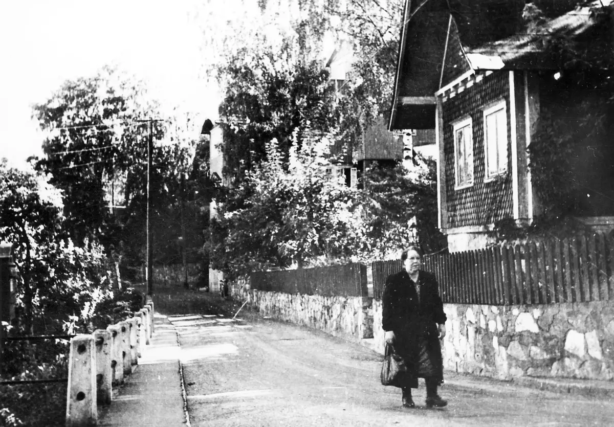 Pettersbergsvägen ; Troligtvis 1940-tal.
Möjligen är det trappvägen Jakobs Stege som markeras av murens sväng i nedre högra hörnet.