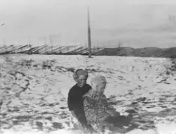 Kjelkeaking på Nedre Skatvedt, 1920. Fra venstre: Martin og 