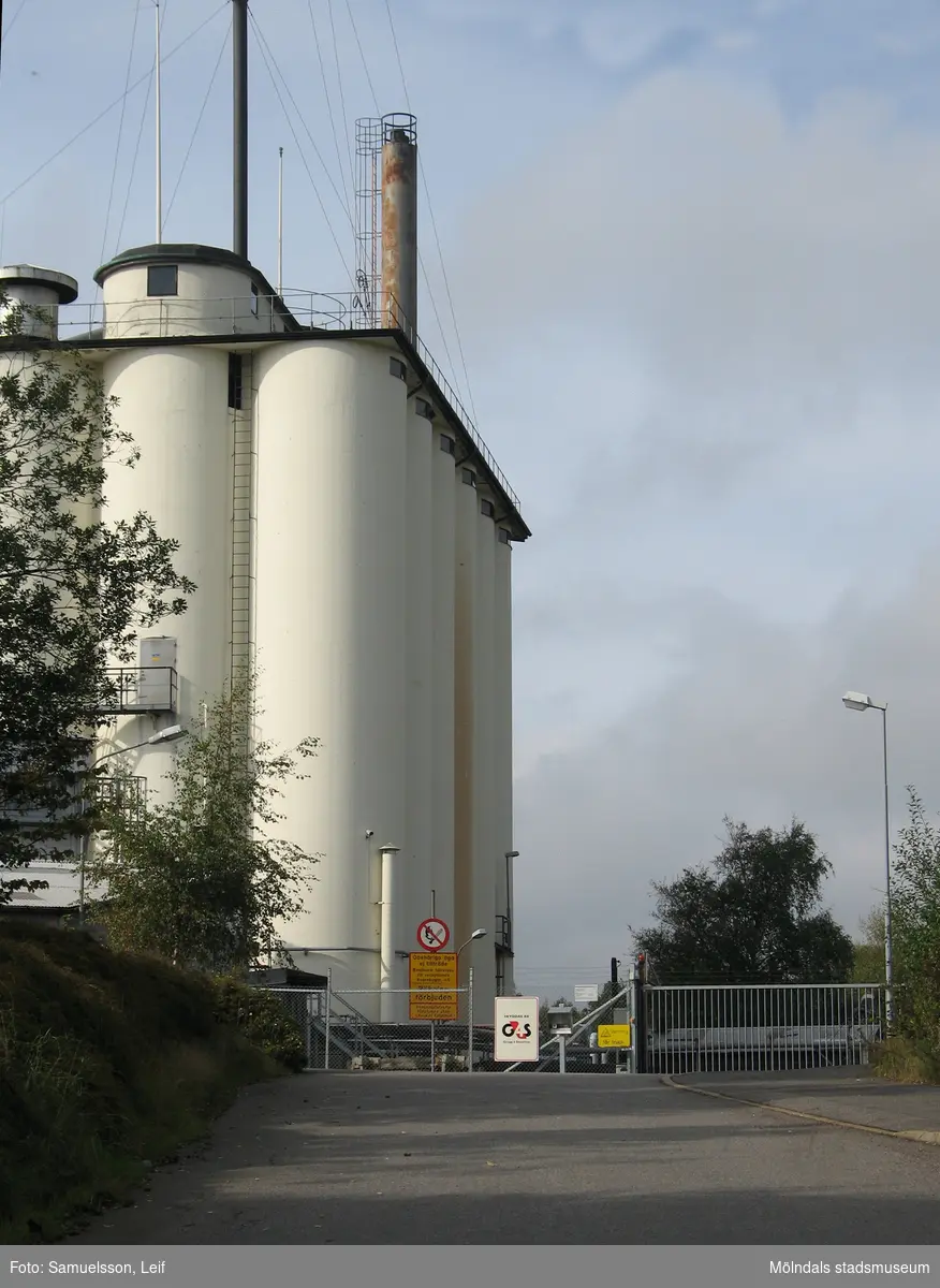 Väg upp mot silobyggnaden vid Soabs industrianläggning i Mölndals Kvarnby, år 2007. Anläggningen användes vid fototillfället av Hexion Speciality Chemicals Sweden AB. Till höger gångbro över järnvägen.