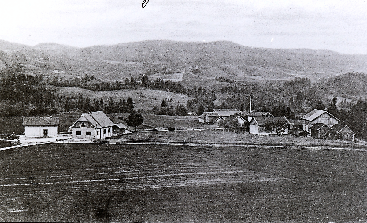 Til venstre den gamle skolestua og Vonheim. Til høyre Hostvedt gårdene. Bildet fra 1913. Skolestua ble flyttet til Skollenborg (Ljøterud)