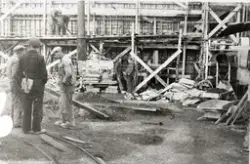 Filetfabrikken på Melbu under bygging. En gammel dampkjele b