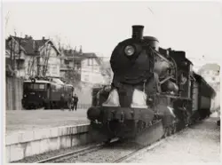 Damplokomotiv type 30b med persontog på Stavanger stasjon. T