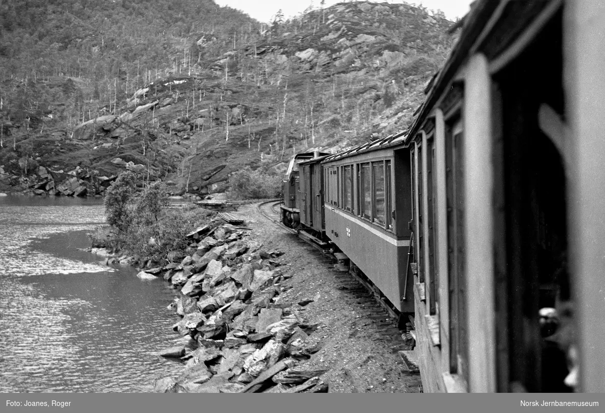 Underveis fra Sulitjelma med tog til Finneid. Toget trekkes av diesellokomotivet ODIN.