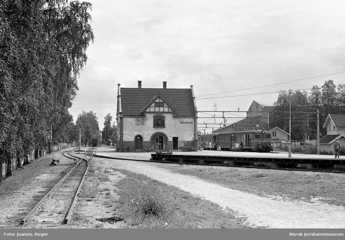 Sørumsand stasjon med lokaltog til Oslo Ø. Aurskog-Hølandbanens nedlagte spor i forgrunnen.