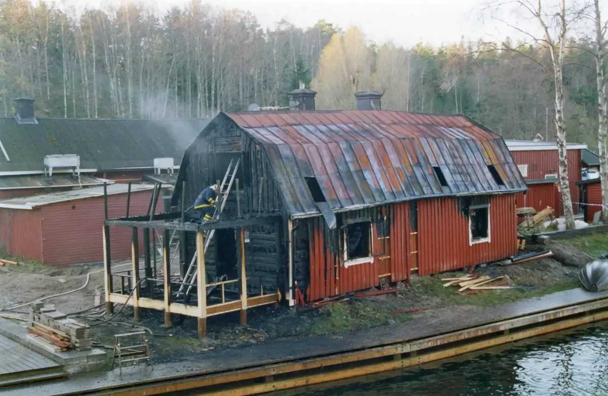 Kanalstugan (Kanaltorpet) efter branden i november 2001 ::