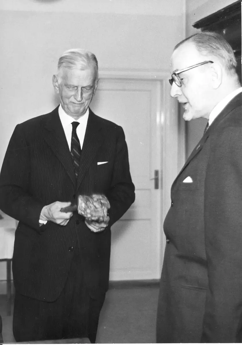 Förre ordförande i THF Josef Graner lämnar klubban till G H Sjöberg årsmötet 1967