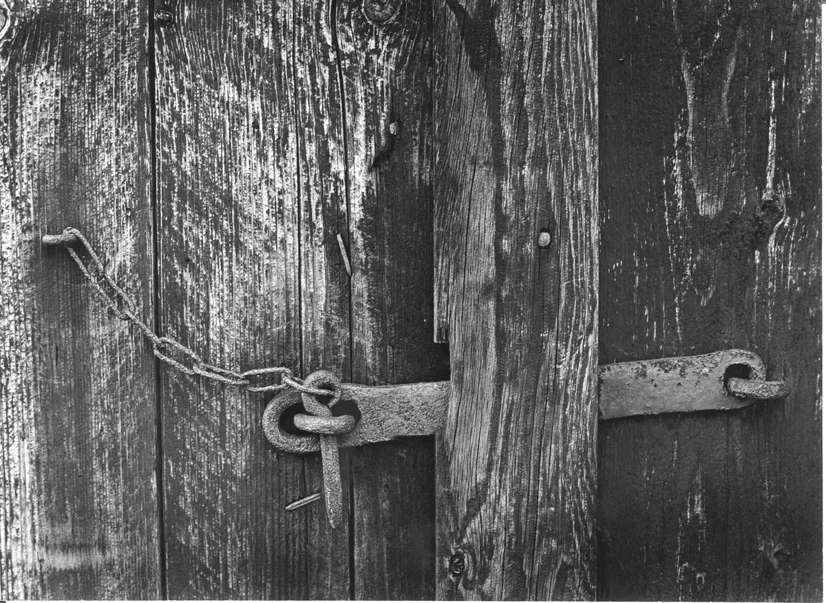 Järnbeslag till uthus. Hasp.
 #Bilden ingår i O.S. dokumentation av Rönningegårdarna fr. 1970-talet.