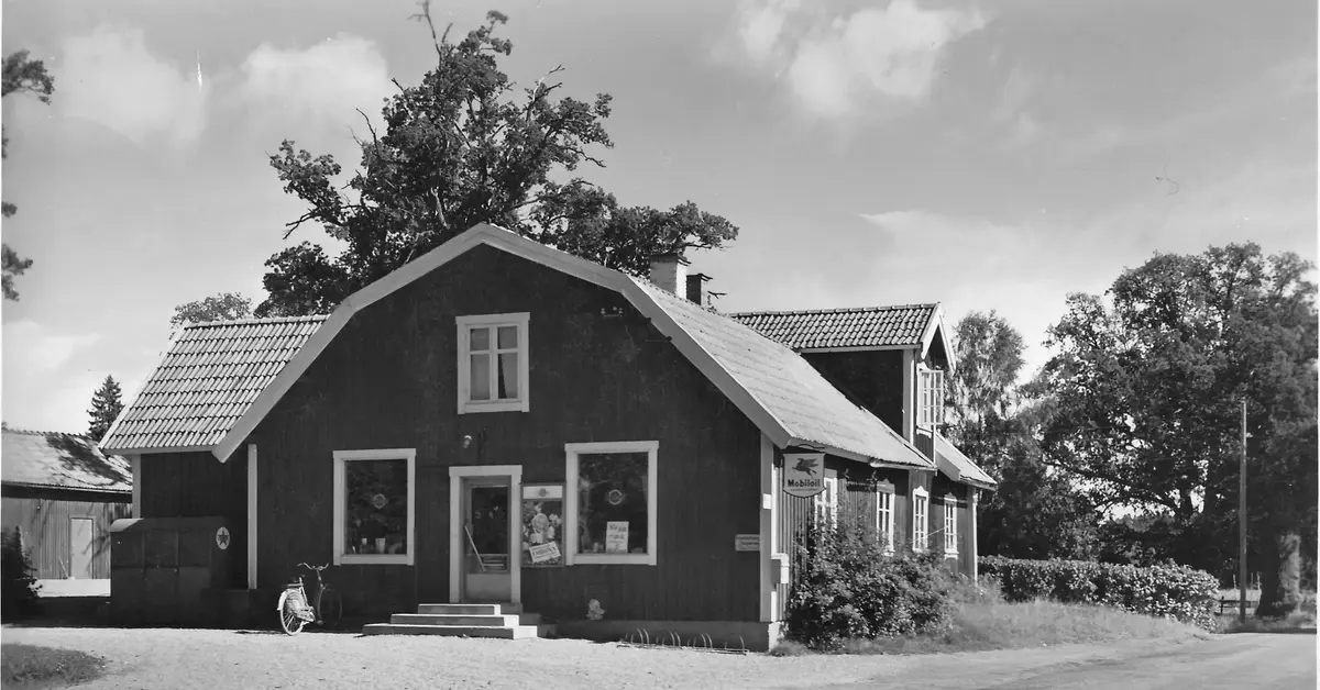 Läget vid korsningen av den lokala vägen norr-söder i Taxinge och landsvägen mellan Södertälje och Mariefred blev en bra samlingsplats både för lokalbefolkningen och genomresande och en lämplig lokalisering för en handelsbod. Svartbäcken bytte namn till Harrylund och blev på 1800-talet ortens ”postkontor”.

Innan sjösänkningen på 1890-talet av Finkaren rodde omkringboende till Harrylund och förtöjde vid en stenkaj vid fattigstugan. Före Järnvägens tillkomst 1895 kördes posten landvägen från Södertälje till Mariefred. Posten avlämnades i en stor brevlåda, som hängde på väggen. En madam Lundholm skötte om expedieringen av ankommande och avgående post. De mest spridda och lästa tidningarna var Gripen och Fäderneslandet.

När affärsverksamheten startade är inte känt men troligen bedrevs handel vid Harrylund från sent 1800-tal för närboende och arbetare på Nygård. I början av 1930-talet kom Knut Fick till Harrylund och drev åkeri och lanthandel. Förutom specerier och diverseprodukter finns även en bensinpump på gården. 

1946 övertog Elon Bommelin verksamheten och 1954 öppnade Elon bensinmack vid landsvägen (till en början en Caltex-mack, sedan Texaco och slutligen Nynäs). I början på 1960-talet hade Taxingeborna skaffat bil och det påverkade omsättningen i lanthandeln. 1963 stängdes affären och Elons fru Anna fortsatte med kioskförsäljning i anslutning till bensinmacken. I början av 1970-talet revs byggnaden och ersattes med en villa i gult tegel som bostad åt paret Bommelin. Kiosken och bensinmacken fanns kvar men när motorvägen öppnades 1974 försvann ett stort kundunderlag och verksamheten upphörde.