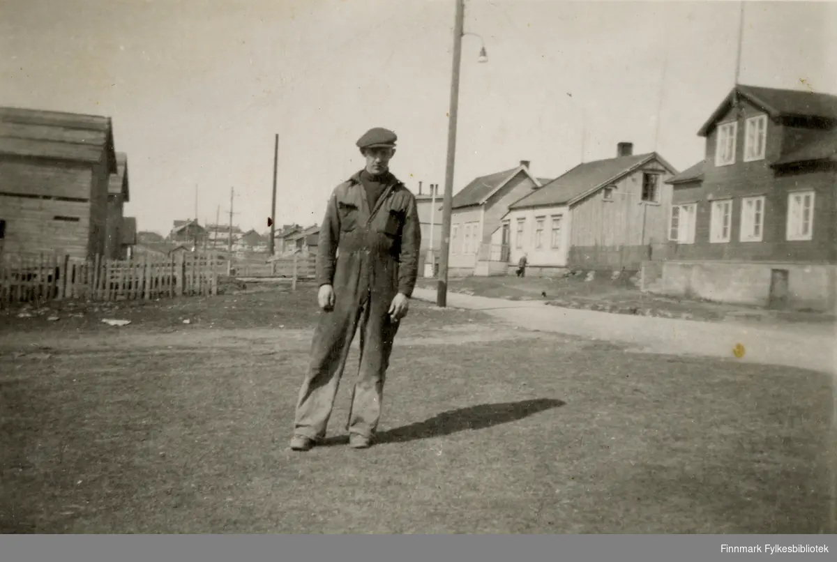 En mann i arbeidsklær, i bakgrunnen ser vi Hvistendahlsgate og mange hus. Bildet er tatt under krigen 1942-1943 i Vadsø.
