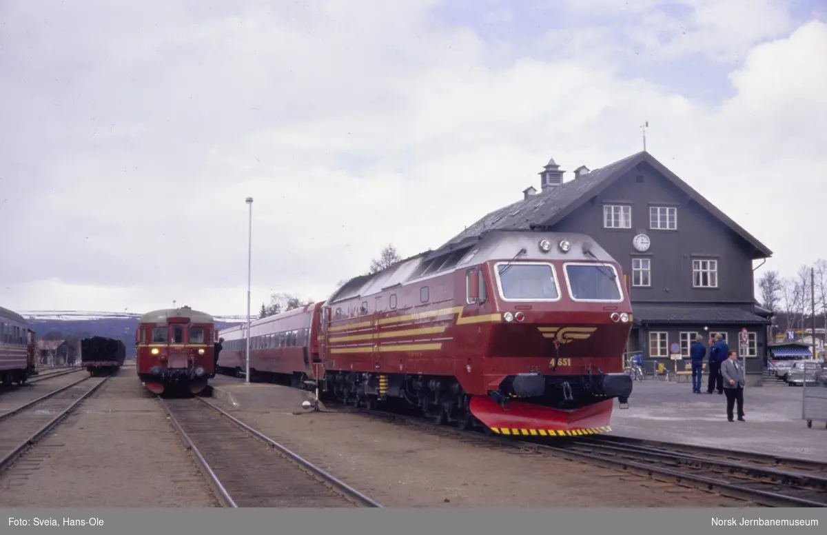 Diesellokomotiv Di 4 651 med ekstratog fra Trondheim på Røros stasjon-Røros for Nordiska Järnvägsmannaselskapet på Røros stasjon