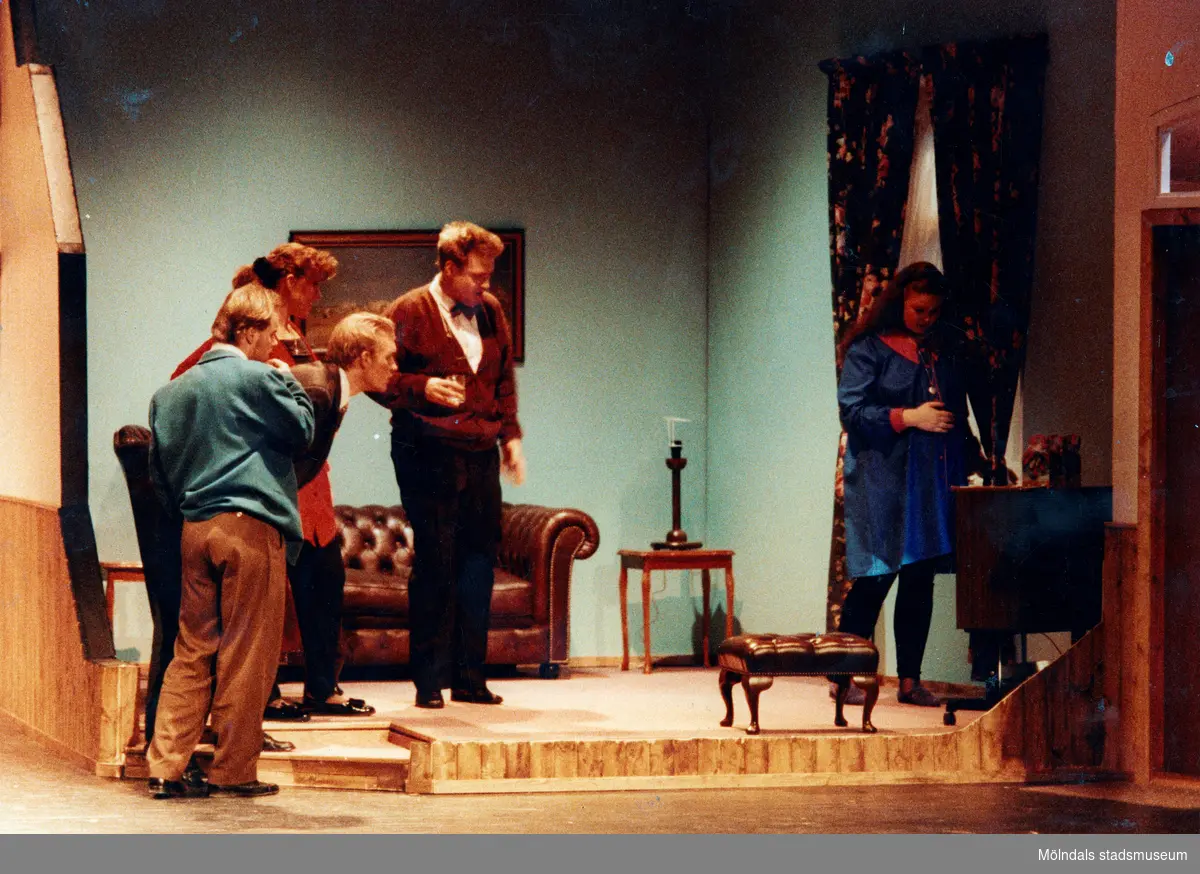 Teaterföreställning i Nya Teaterhuset, okänt årtal. Fem personer agerar i ett "vardagsrum".