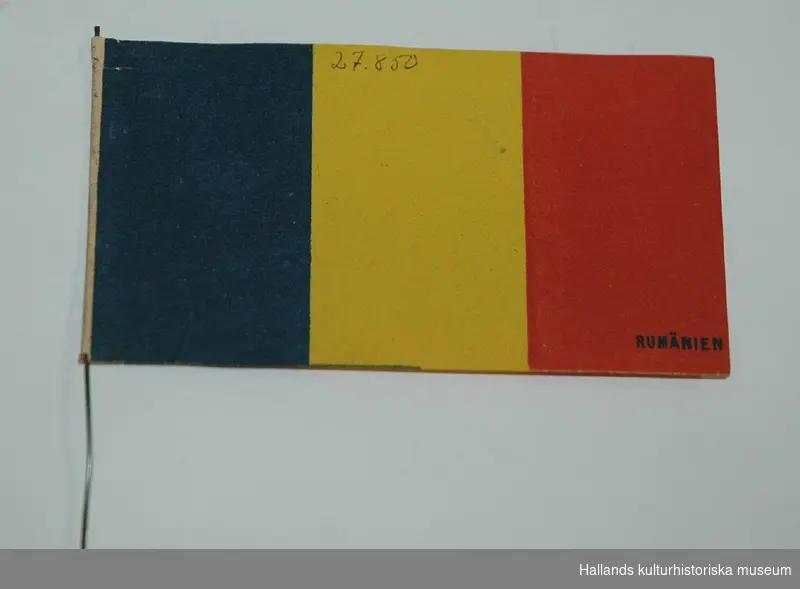 Julgransprydnad i papper som föreställer Rumäniens flagga.