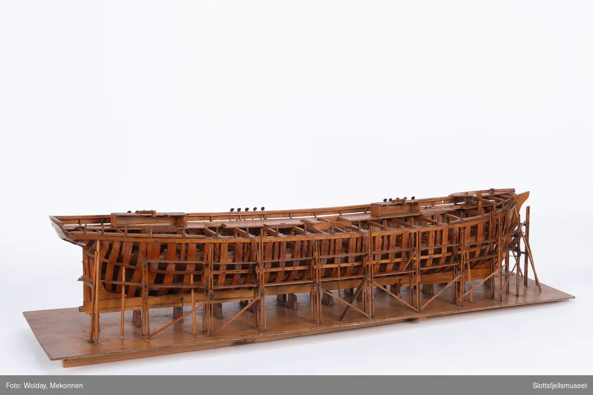 Modell av båtskrog under bygging