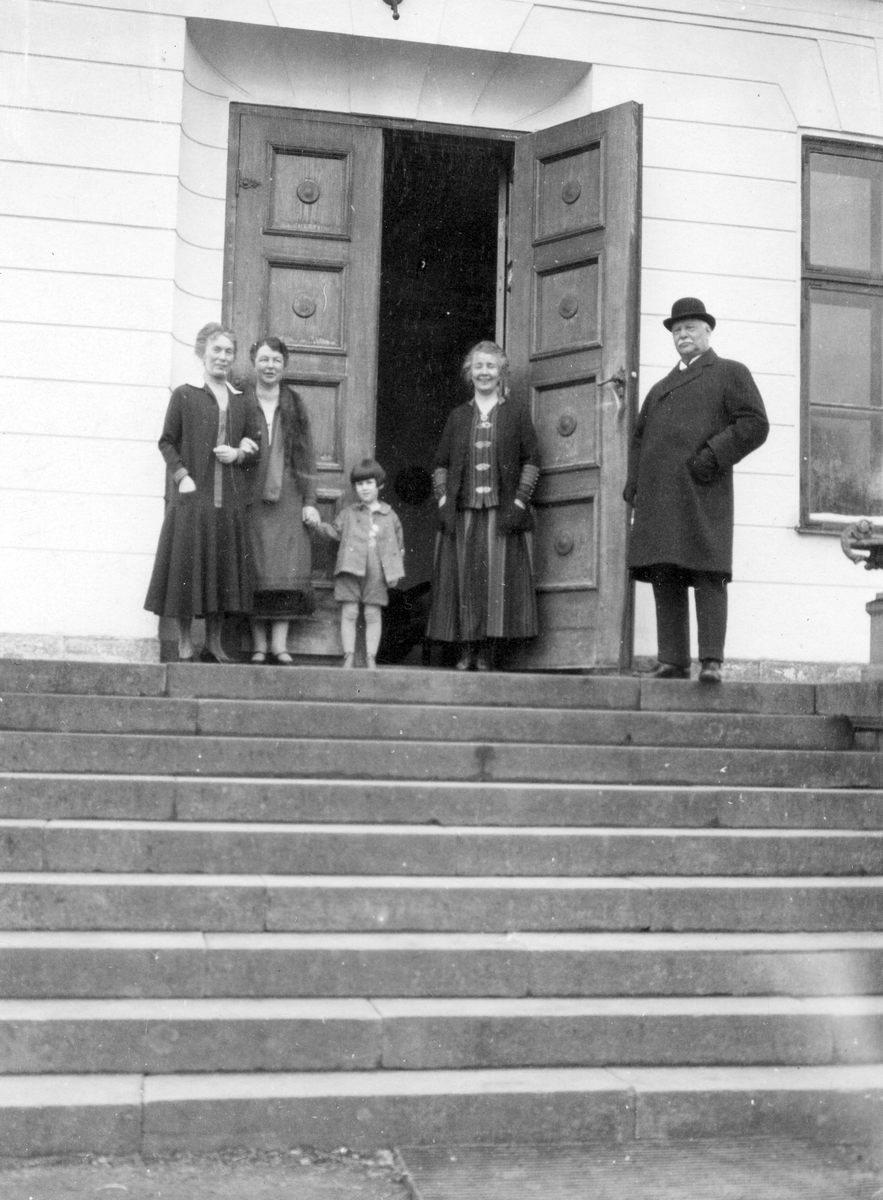 Hedvig Ulfsparre och Per Eriksson med flera, på Kungsgårdens trappa. Den 18 maj 1926.