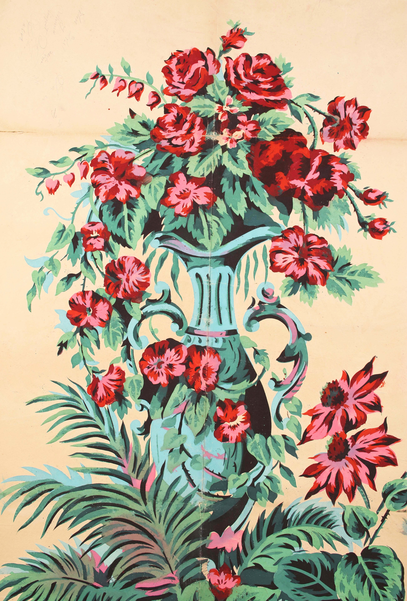 Rektangulär tapet. Schablonmålat papper. Motiv i form av: Blomsterarrangemang krönt med blå vas med röda blommor. I övre vänstra hörnet, skrivet med blyertspenna "Alm Karl I Hilda....."