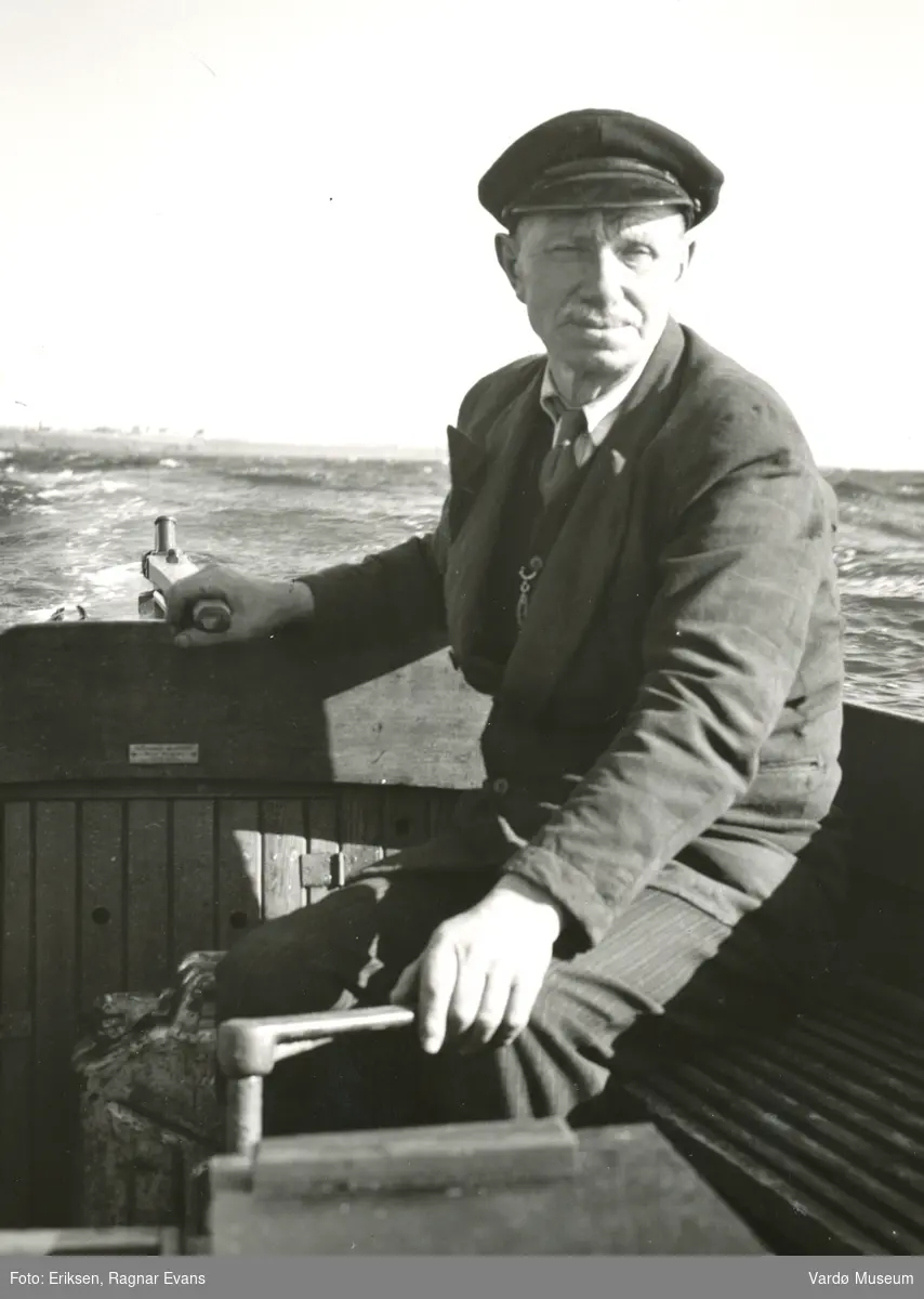 Fergeskipper Thorvald Thorsen på vei over Bussesundet ca. 1960