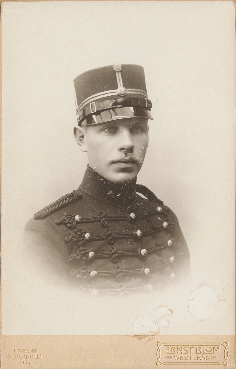 Porträtt av John Tengberg, löjtnant vid Smålands artilleriregemente.