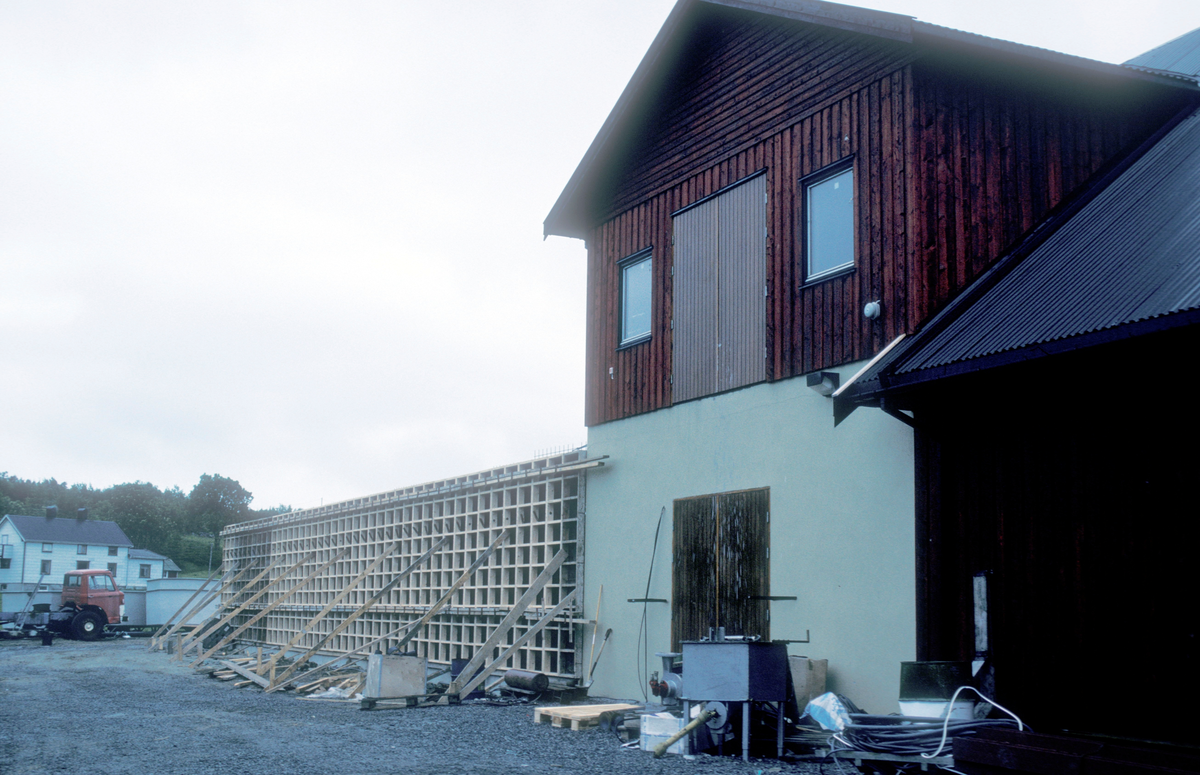 Tex-Fisk A/S, Bjugn 1987 : Byggeaktivitet ved landbasen til et oppdrettsanlegg.
