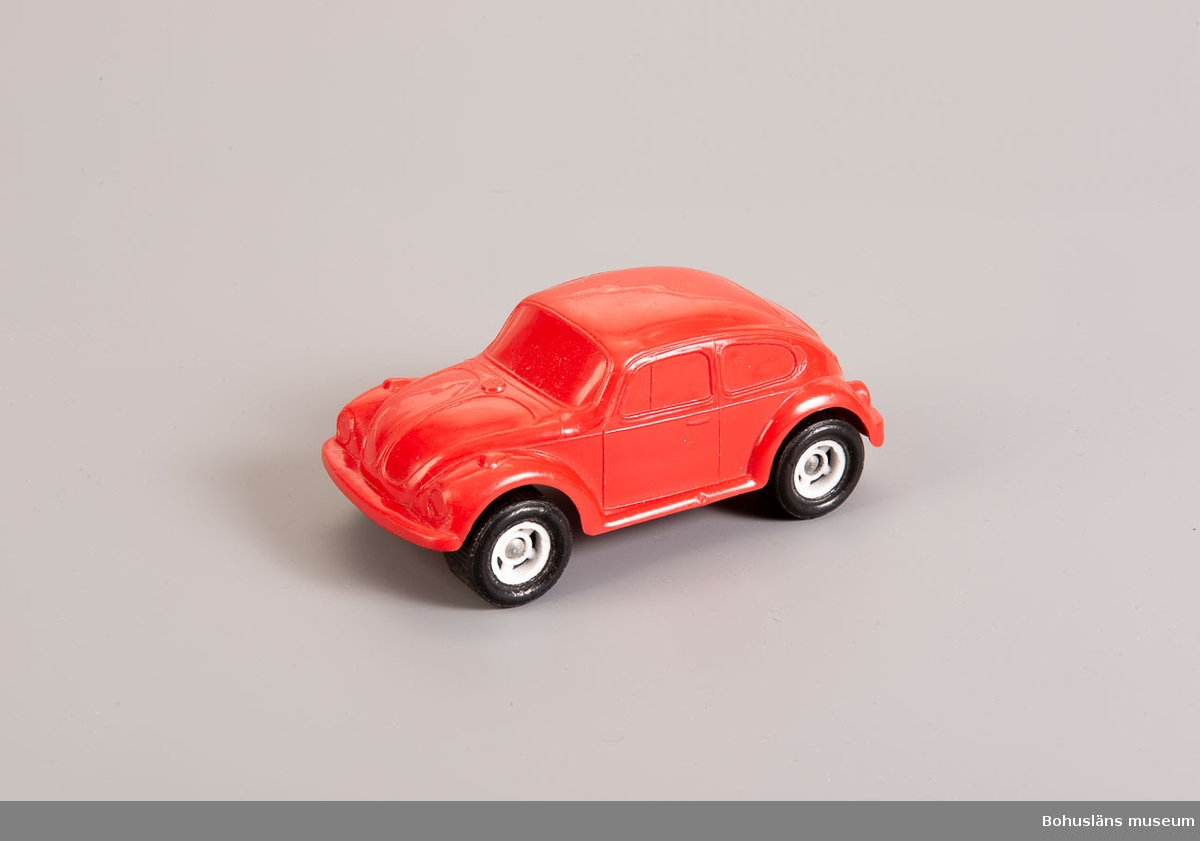 Lekaskbil i röd plast med svarta däck i modell Volkswagen.
