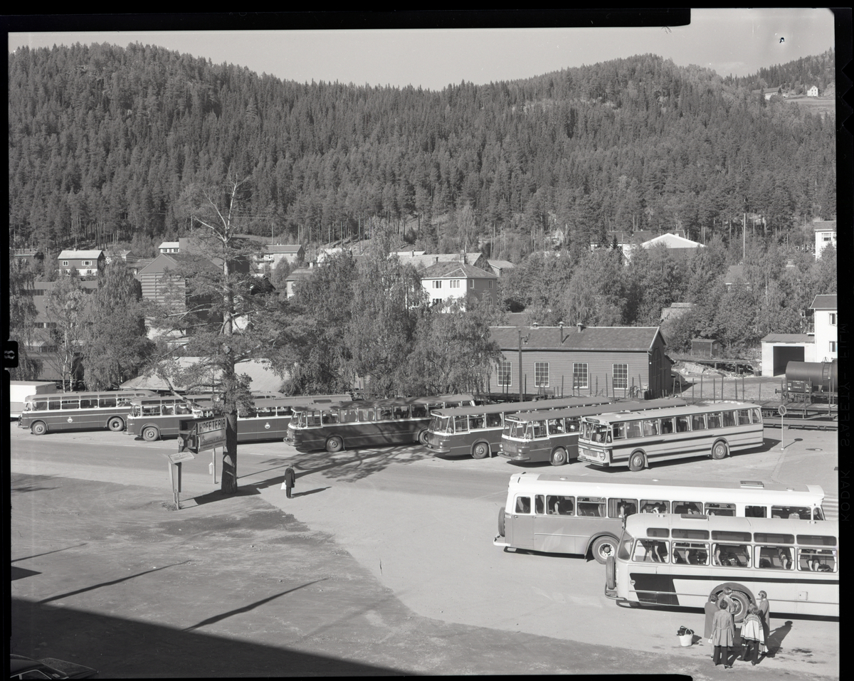 Garasje-verksted og administrasjonsbygg tilhørende A/S Jotunheimen & Valdresruten Bilselskap 1969.