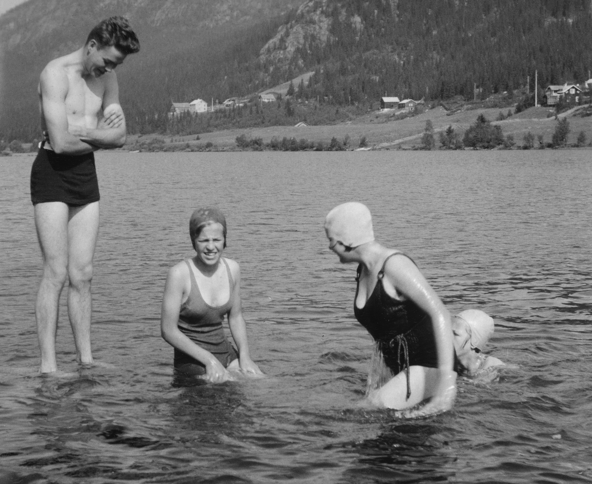 Knut gleder seg til et friskt bad i Espedalsvannet sammen med tre yngre damer med brukene Dalen, Haug og Dalhaugen i bakgrunnen