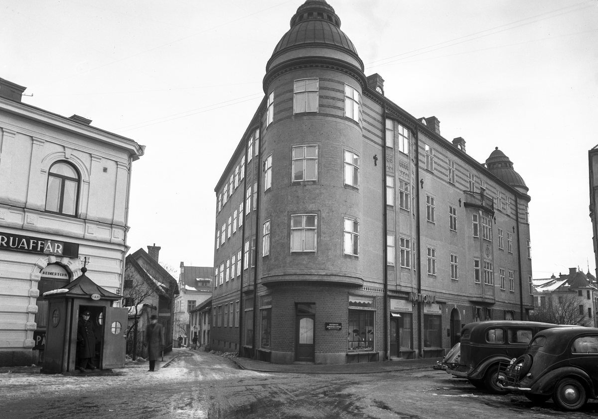 Motiv från Hospitalstorget i Linköping. Den stora byggnaden på bilden stod klar år 1912, uppförd efter Axel Brunskogs ritningar. Notera gärna taxikuren i hörnet mot Stora Badstugatan.