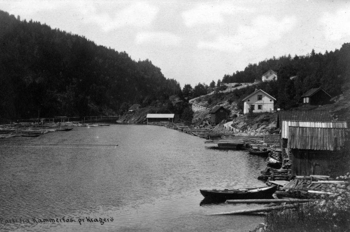 Postkortfra Kammerfoss. Elven med bebyggelse. Prammer i vannet.