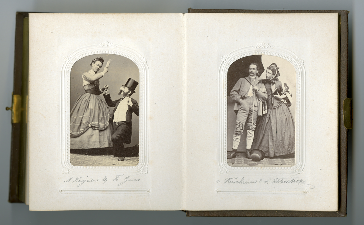 Foto av to ukjente menn i kostyme. Én er kledd i kjole, mens den andre har på seg neseprotese 

Påskrift i album: A. Kaejsen & Fr. Gass