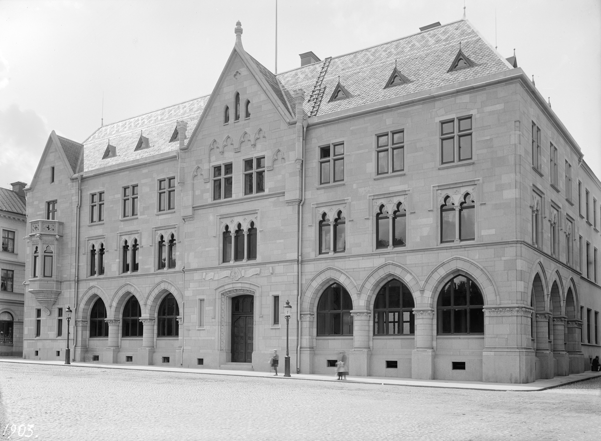 Riksbankshusets solida fasad utmed Sankt Larsgatan i Linköping. Fotoåret 1903 är detsamma som byggnadens invigningsår.