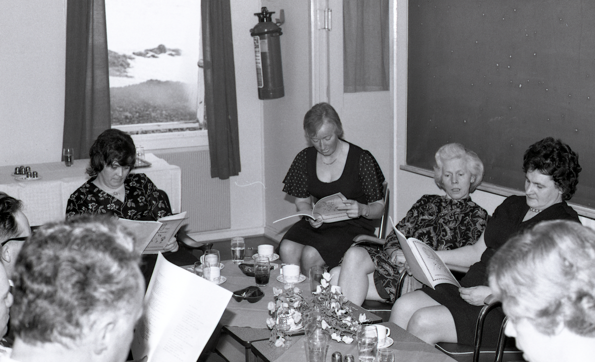  20 kvinner fra Barentsburg og Pyramiden på besøk hos husmorlaget i Longyearbyen. Damene fra Barentsburg kom med "Evenk" og de fra Pyramiden med helikopter. Etter festmiddag besøkte delegasjonen sykehuset, skolen og barnehagen. 