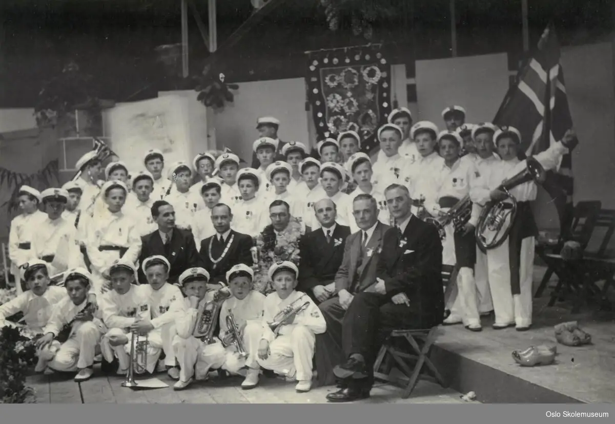 Møllergata skolekorps oppstilt på en korpstur til Nederland i 1948.