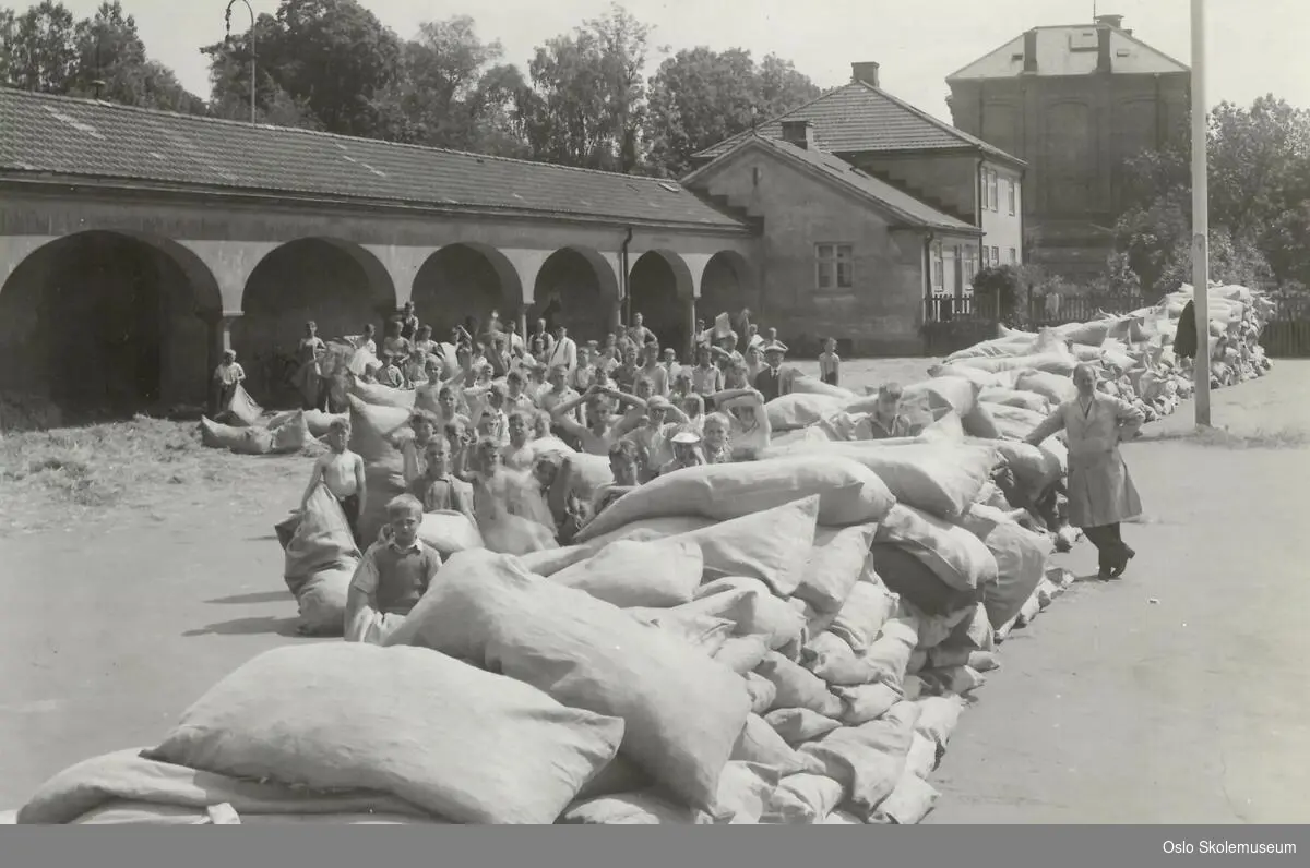 Fylling av madrasser i sammenheng med inkvartering av besøkende til gutte- og ungdomsskorpsenes landsstevne i Oslo i 1934.
