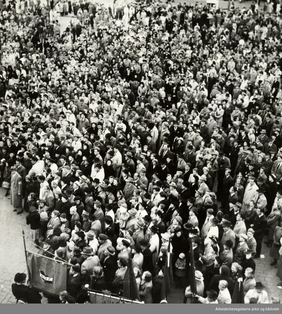 1. mai 1949. AUF, Oppmarsj 30. april 1949 i Oslo sentrum.