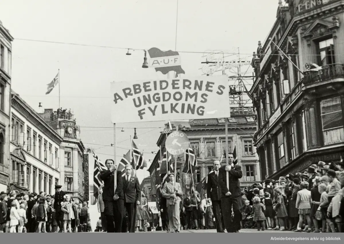 1. mai 1949. Demonstrasjonstoget på Karl Johans gate. Arbeidernes Ungdomsfylking / AUF
