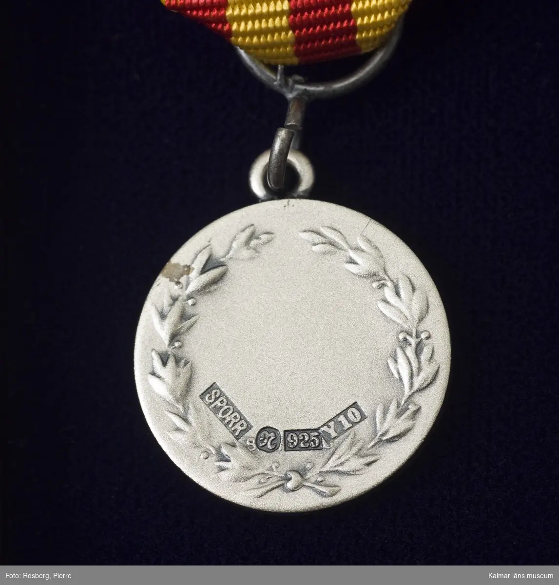 KLM 44500:2. Medalj, minnesmedalj. Text framsida: KALMAR REGEMENTE. Stämplar: Sporr, R 925, Y10.