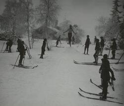 Elever fra Vaterland skole hopper på ski i snøen.