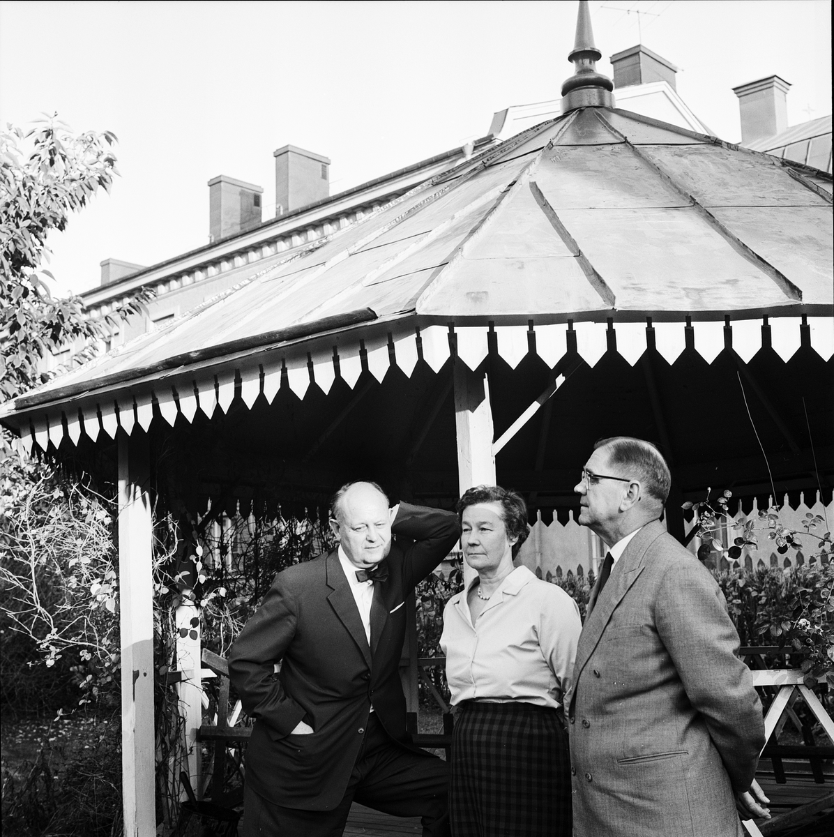Kvinna och två män utanför Borgarhemmet, Uppsala 1962