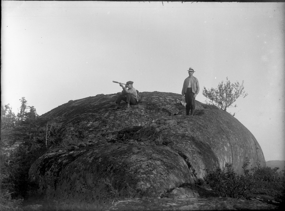 Portrett av to menn, en med kikkert på fjellknaus.

Fotosamling etter fotograf og skogsarbeider Ole Romsdalen (f. 23.02.1893).
