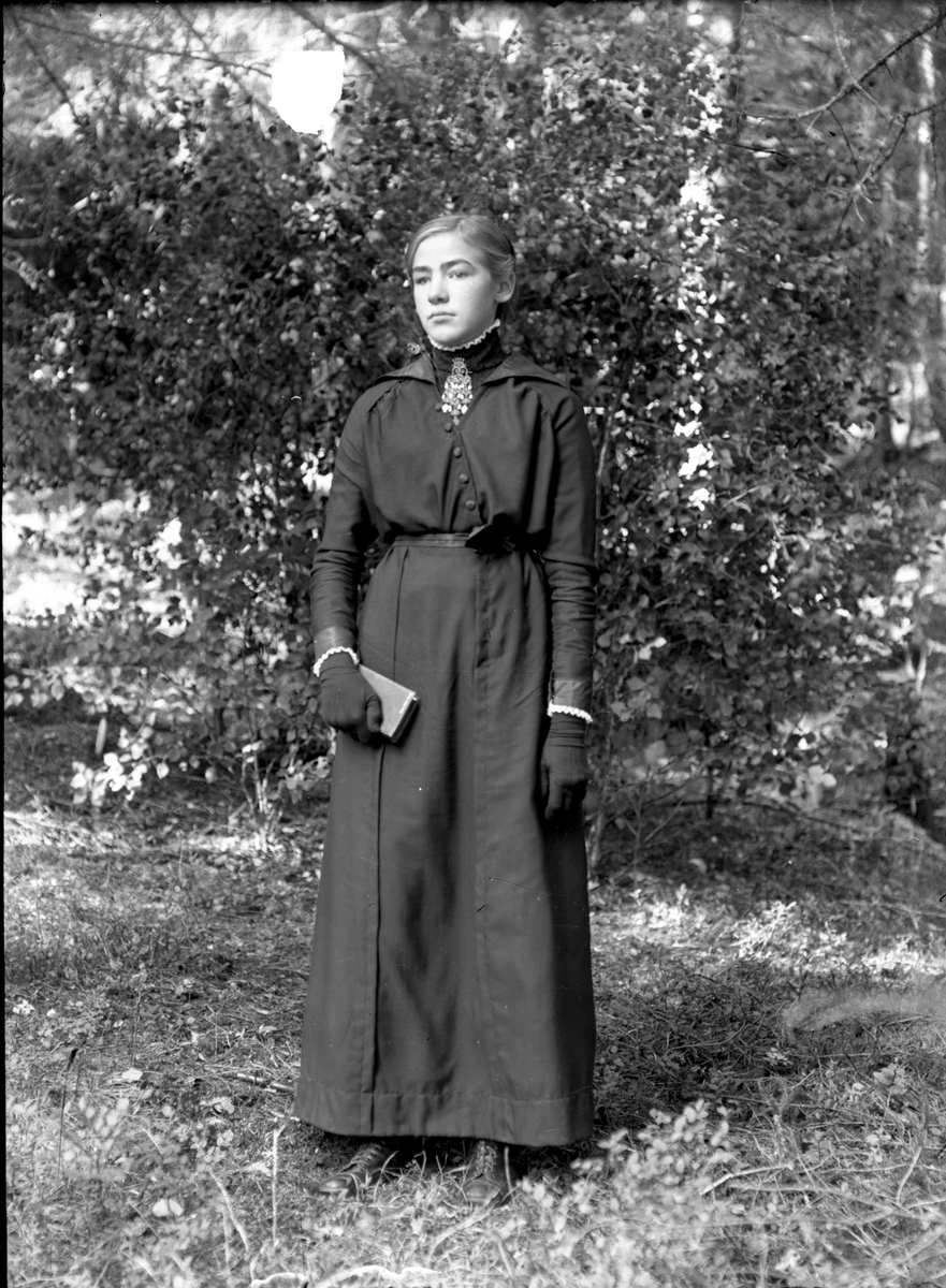 Portrett av ungdom. Konfirmant Ina (?) Kollen. Se foto 2 for påskrift 

Fotosamling etter fotograf og skogsarbeider Ole Romsdalen (f. 23.02.1893).